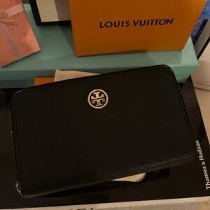 Authentic Tory Burch Black Zip Around. Very good condition. Size 6 1/2 x 4